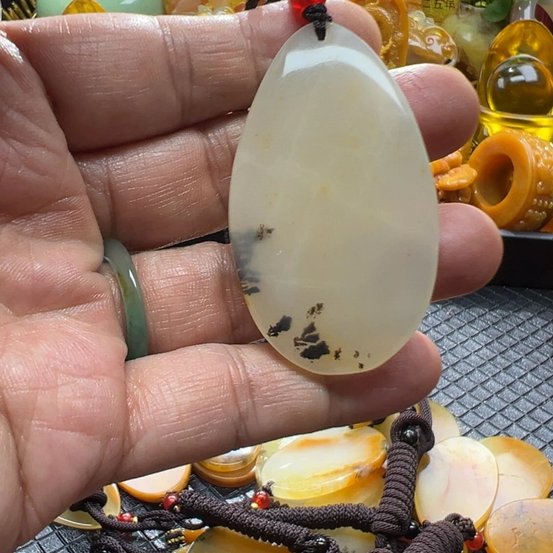 石英质玉未镶嵌颈饰