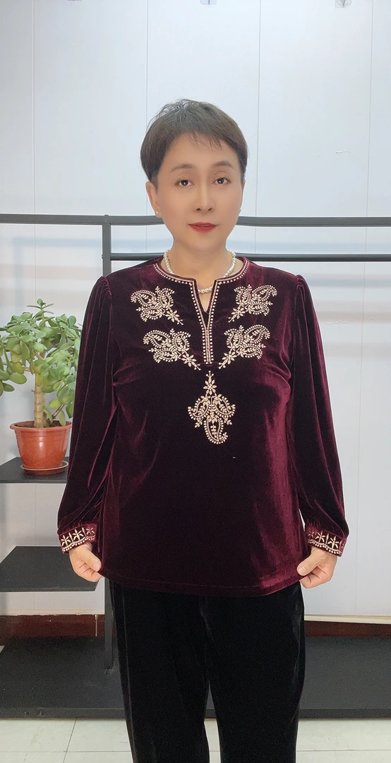 新款秋装加肥加大民族风长袖刺绣丝绒妈妈装精品中老年女装上衣