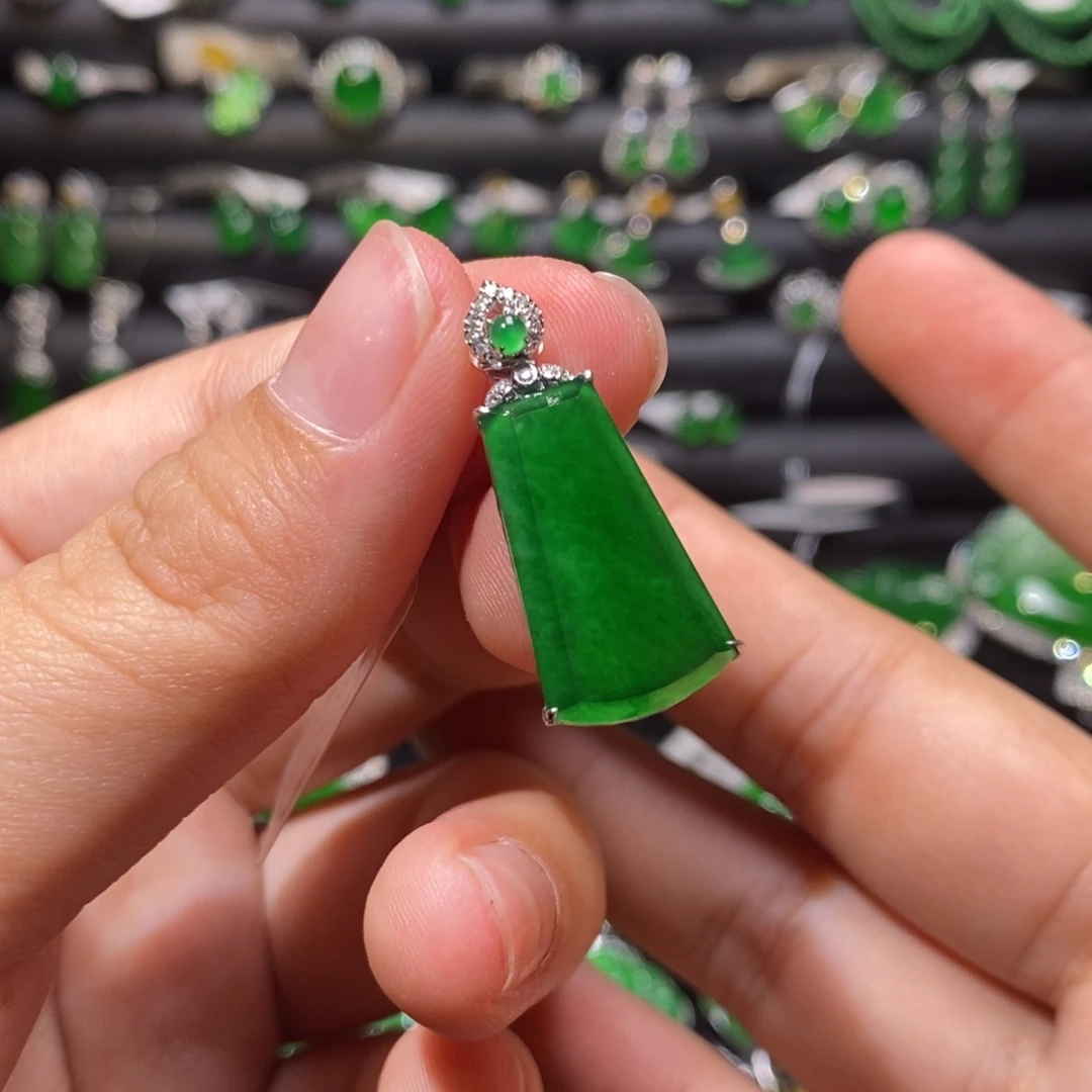 翡翠颈饰18K金镶嵌天然翡翠