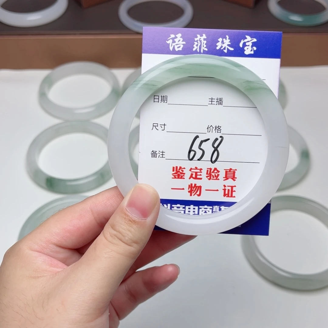 执***和石英质玉手镯未镶嵌