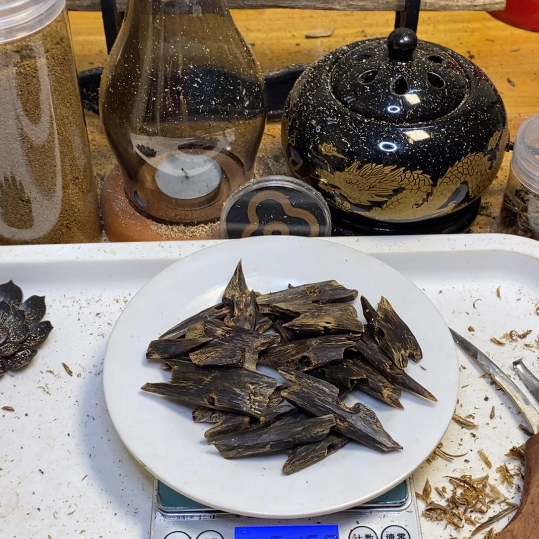 璐***镖沉香高油香薰金沙叶51克