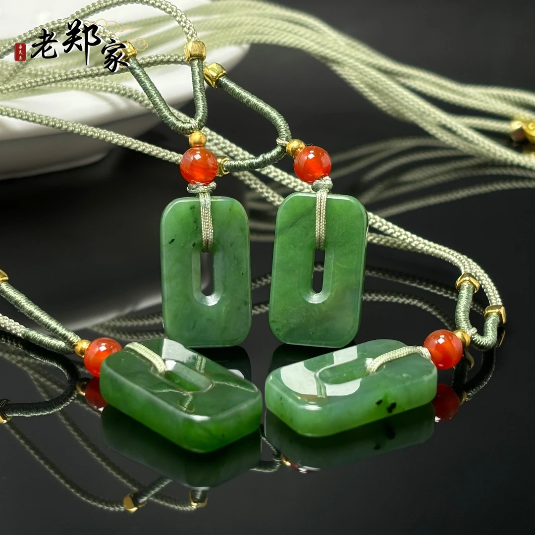 【老郑家】和田玉挂件 2483 多样性发一件 约24*14*4mm有黑点