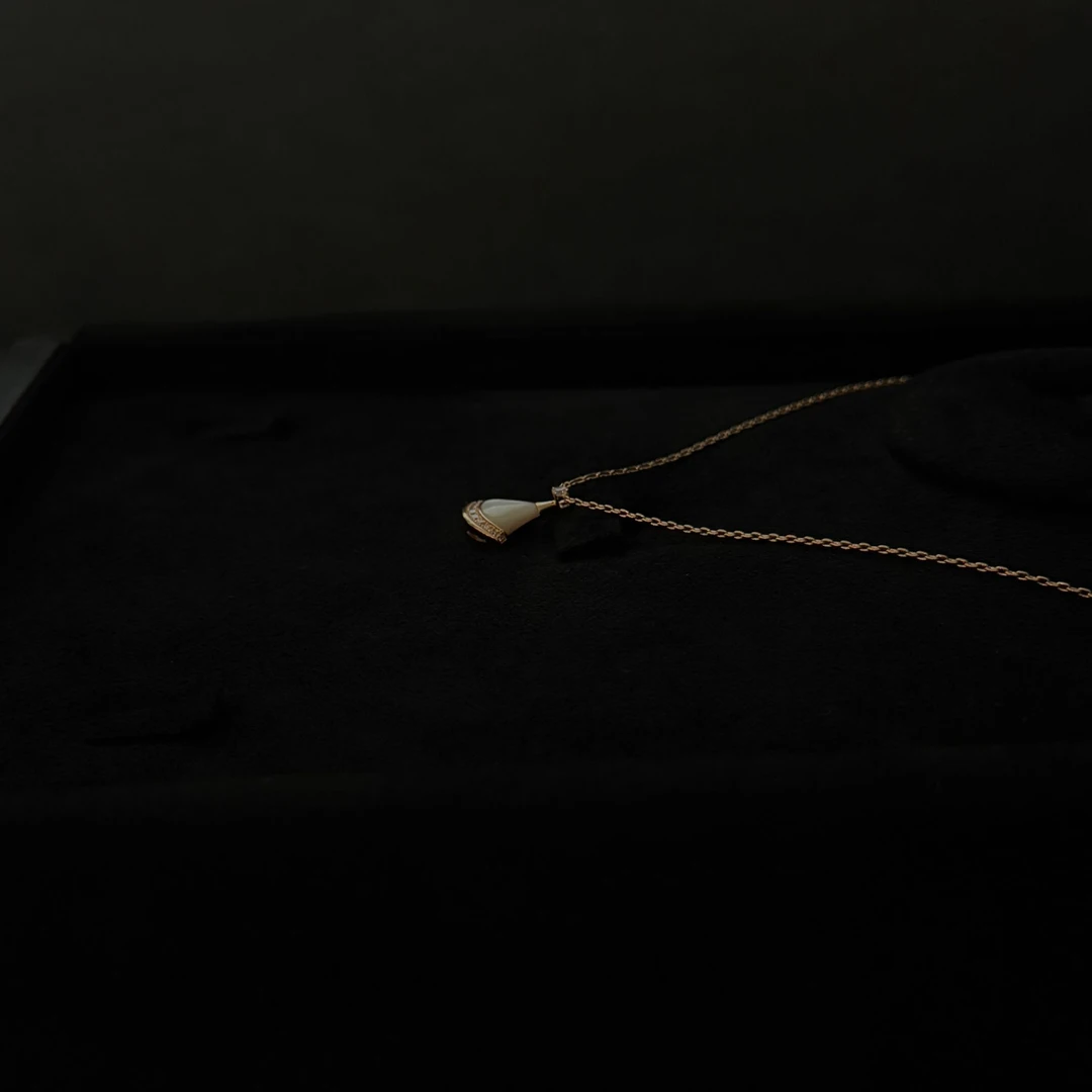 合金项链 轻奢简约蛇年温柔扇扇底镶项链 xl0022