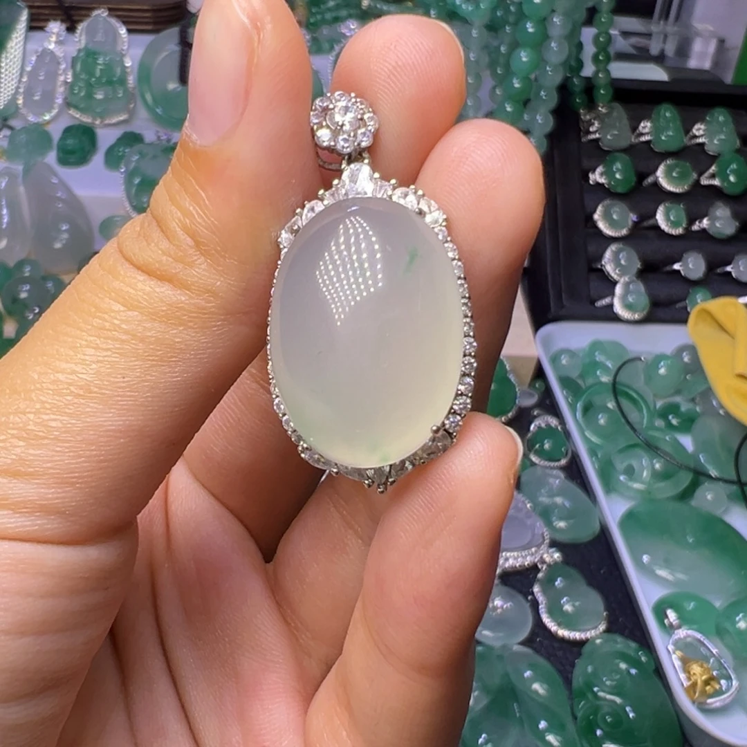 石英质玉（非洲翠）未镶嵌颈饰