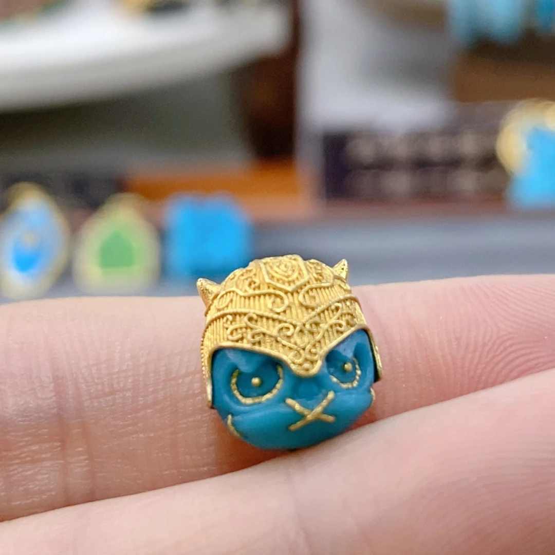 绿松石18K金镶嵌。头盔呆