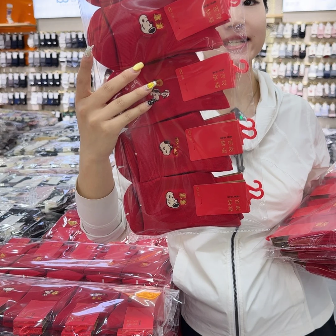 棉百纳大红女袜。刺绣款 混花型