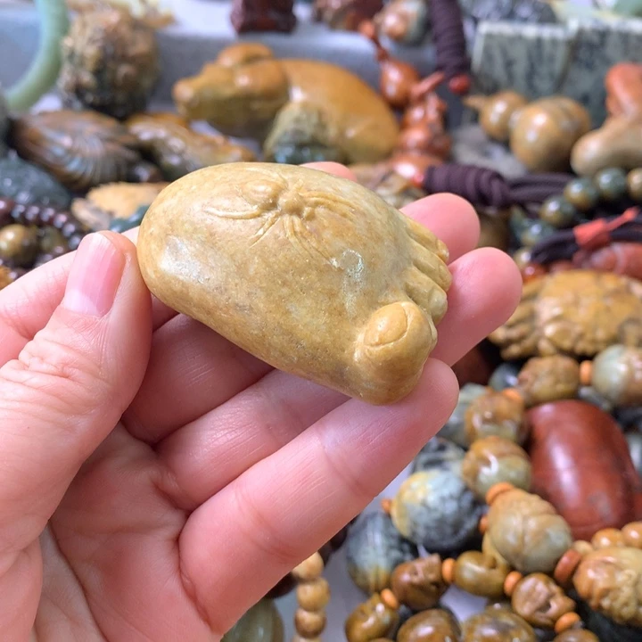 未镶嵌岫岩河磨玉（透闪石质玉）把件