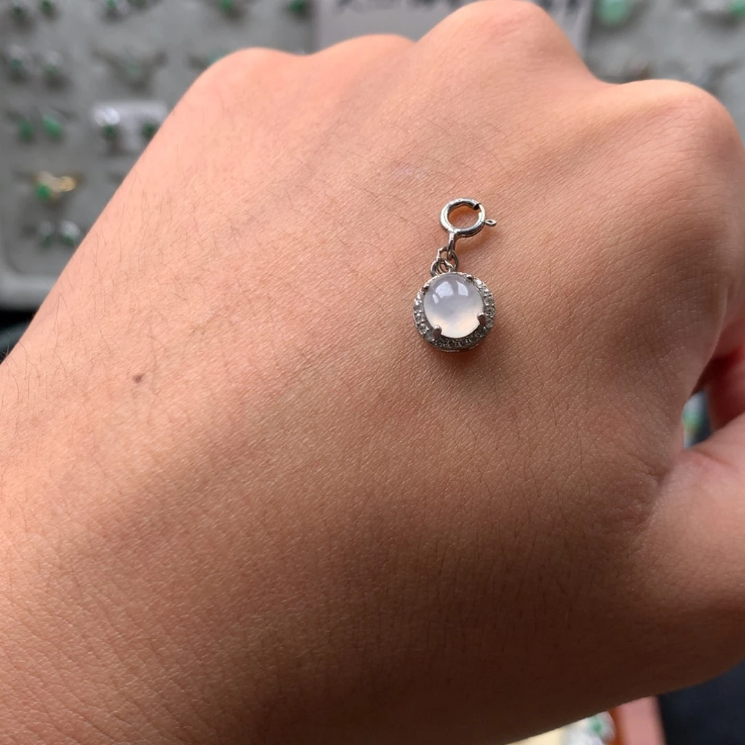 翡翠未镶嵌颈饰你是