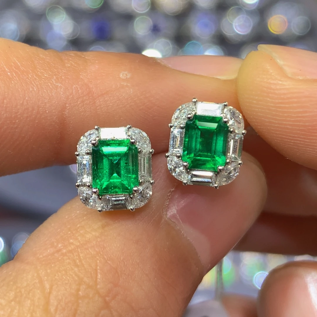 18K金镶嵌祖母绿耳钉