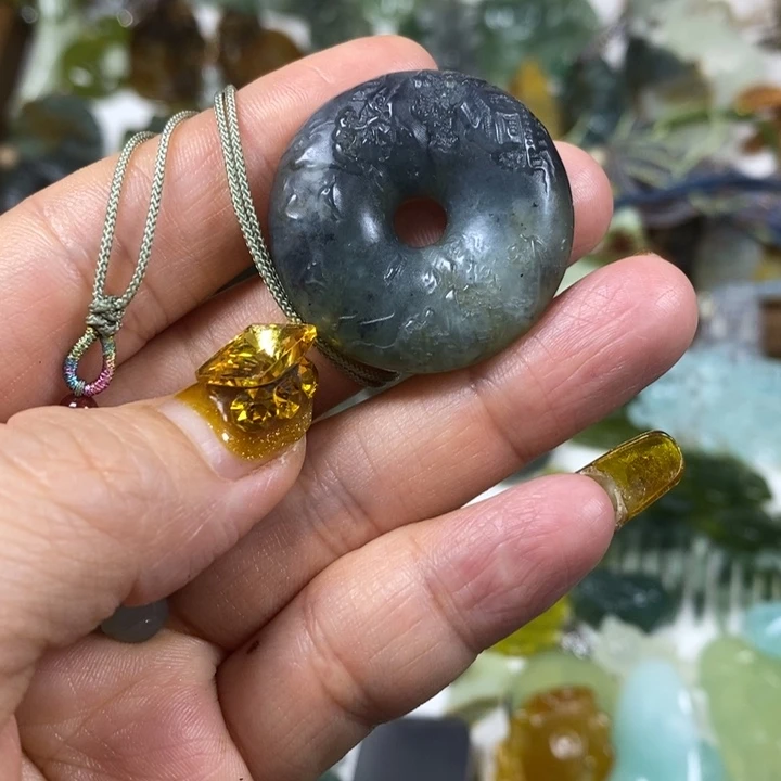 未镶嵌蛇纹石玉吊坠