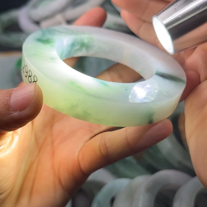 定制翡翠未镶嵌手镯