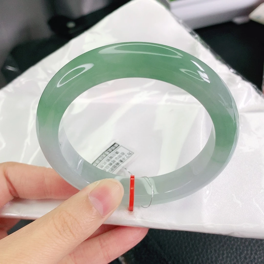 翡翠手镯未镶嵌57圈