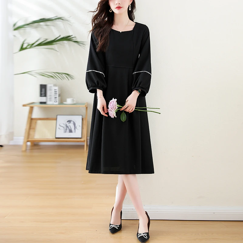 轻奢法式复古赫本风小黑裙2025秋季新款时尚简约气质大码连衣裙女