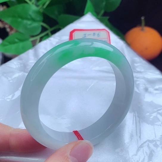 翡翠手镯未镶嵌   正圈52+白底青