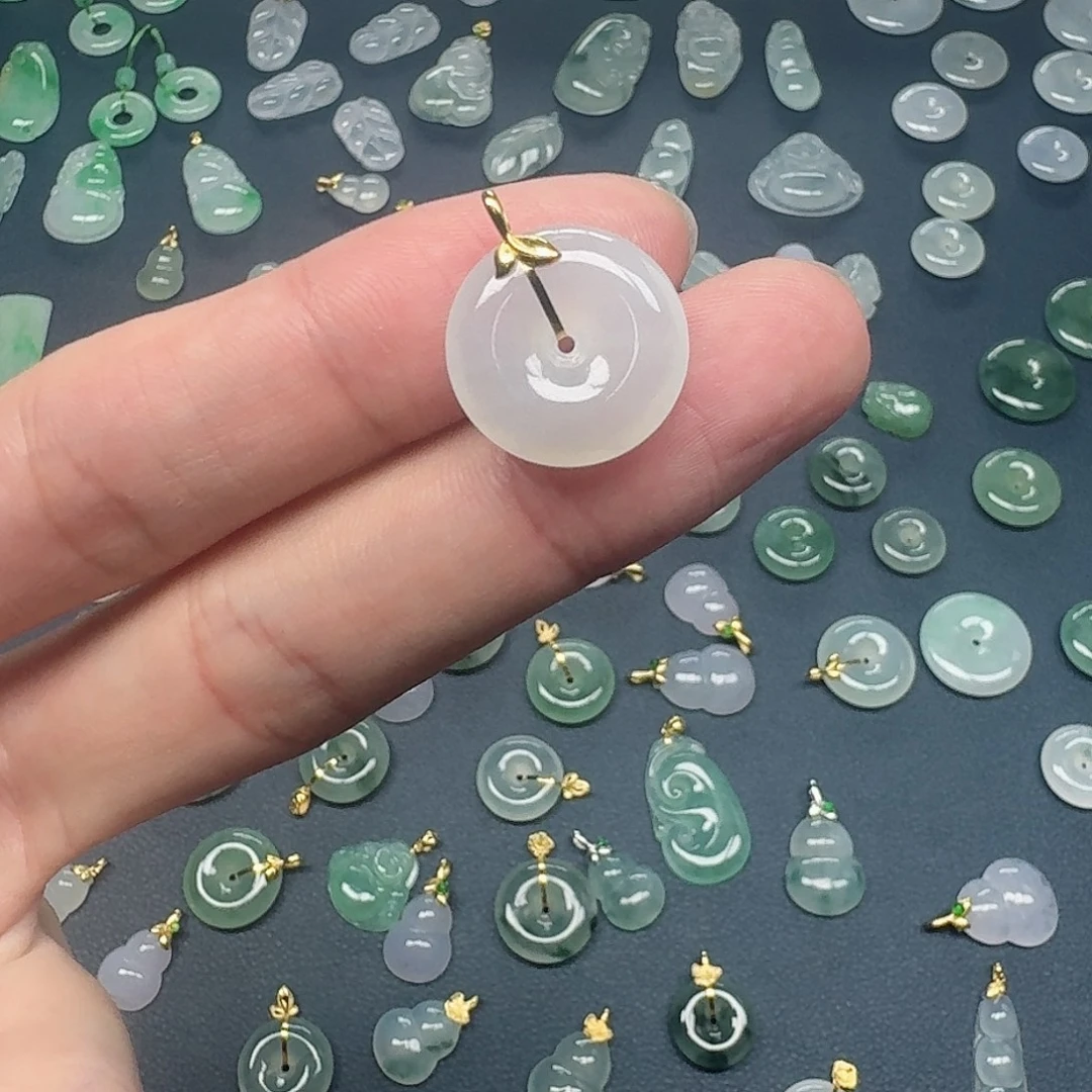 翡翠18K金镶嵌颈饰平安扣