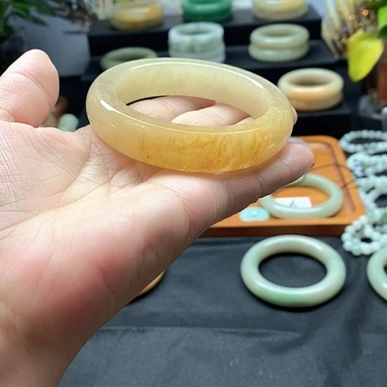 未镶嵌手镯石英质玉为****忧
