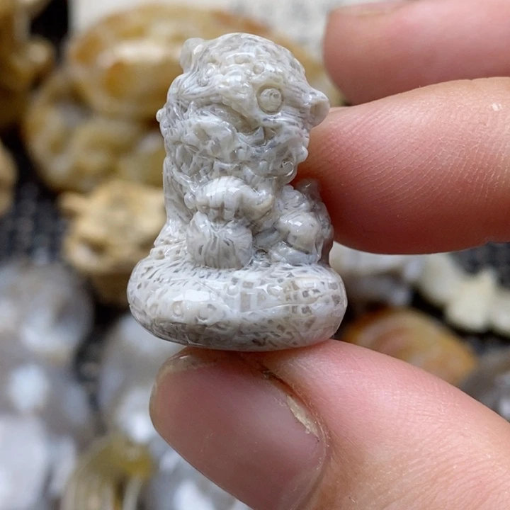 颈饰未镶嵌硅化珊瑚（珊瑚玉）小摆件