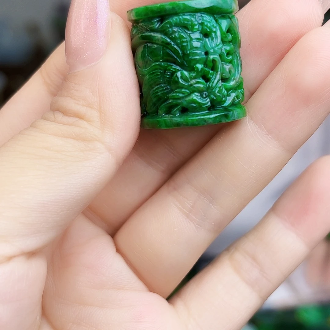 翡翠未镶嵌颈饰多样性