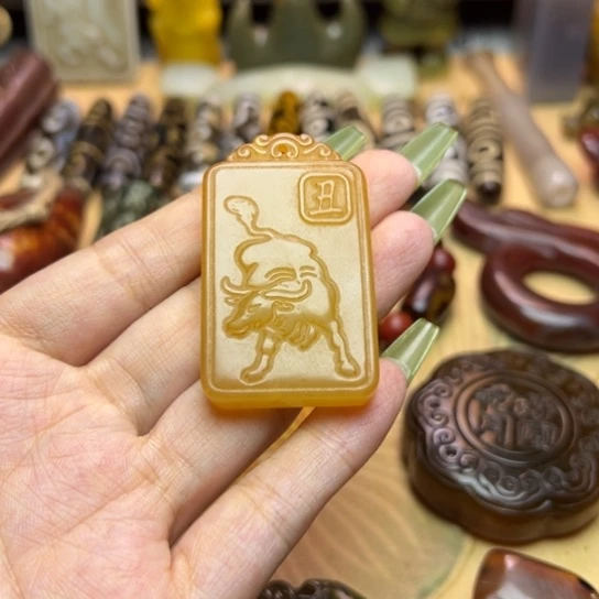 蛇纹石玉未镶嵌颈饰