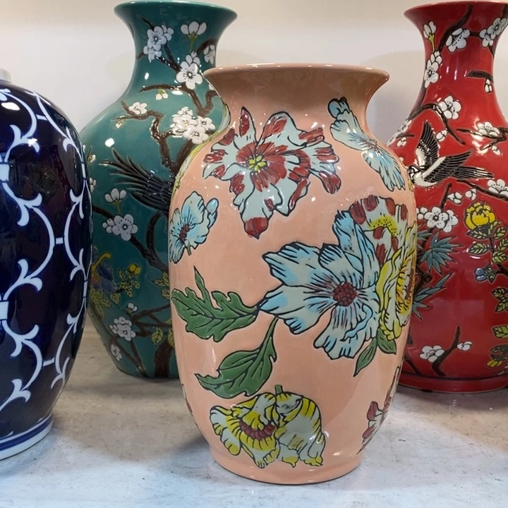 摆件手绘陶瓷粉彩浮雕花瓶