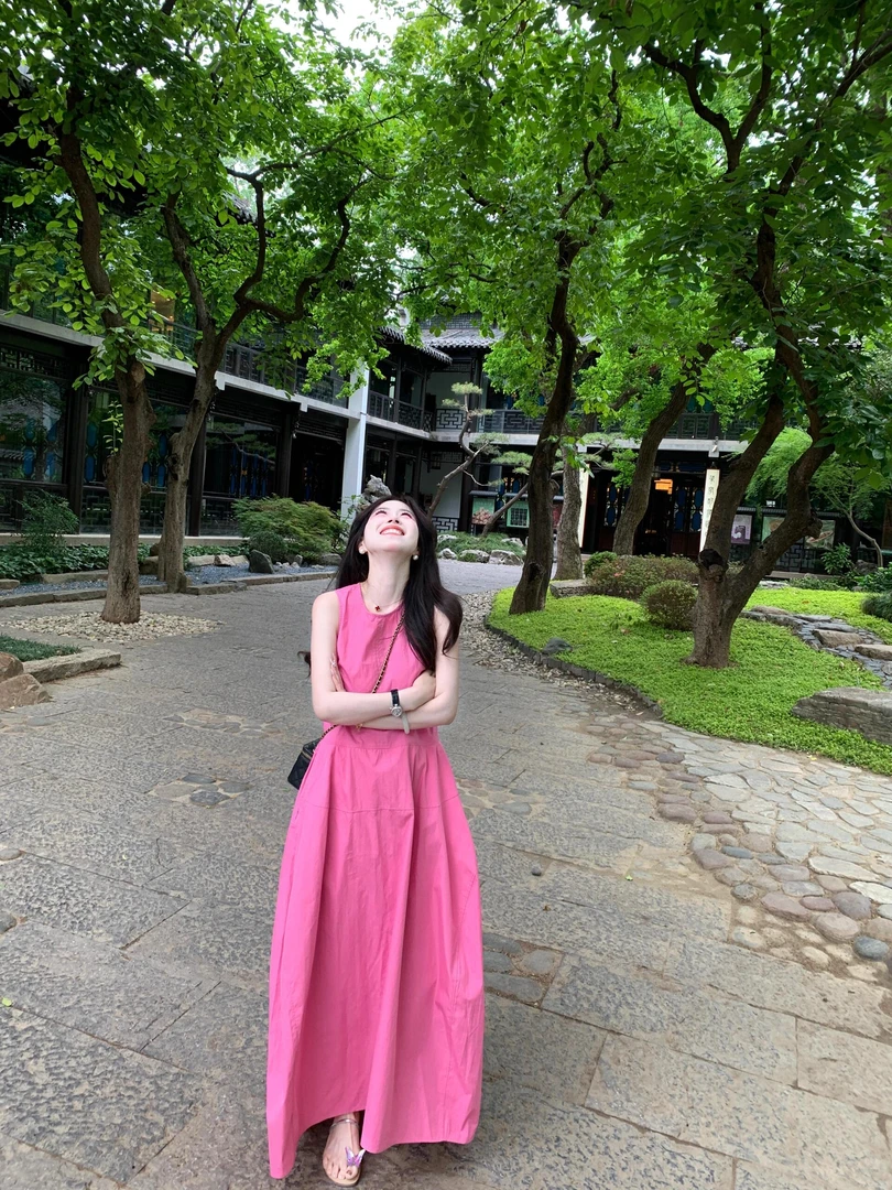 小众气质超好看玫粉色连衣裙女2025夏季新款温柔独特漂亮无袖长裙