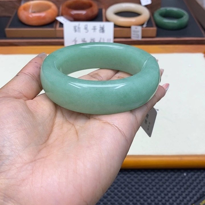 四***草石英质玉未镶嵌手镯