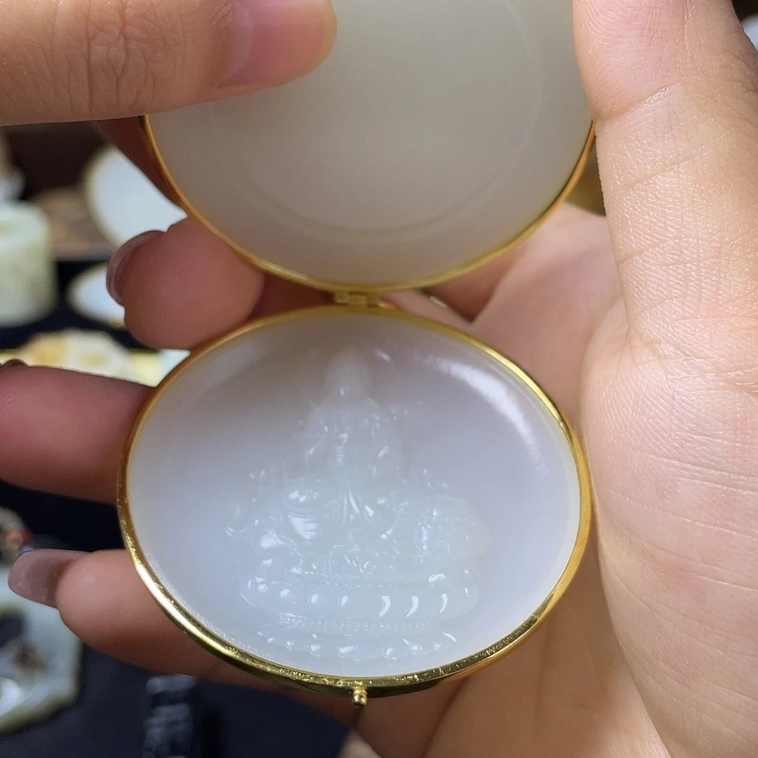 日***辉和田玉未镶嵌颈饰