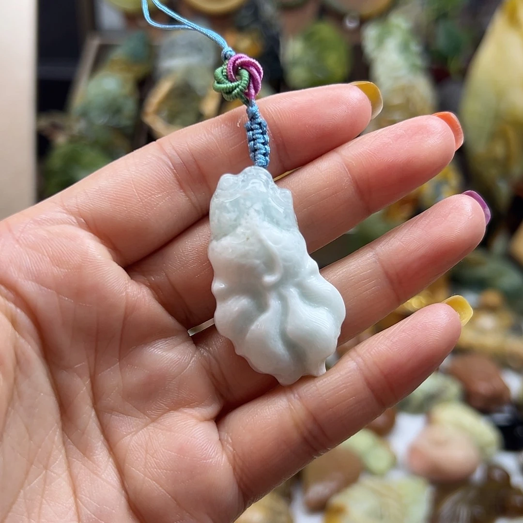 岫玉未镶嵌颈饰天青冻金鱼