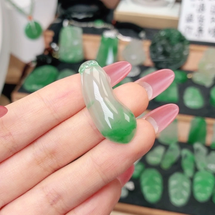 石英质玉（非洲翠）未镶嵌颈饰