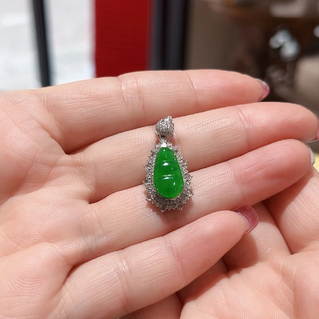 翡翠颈饰18K金镶嵌翡翠吊坠