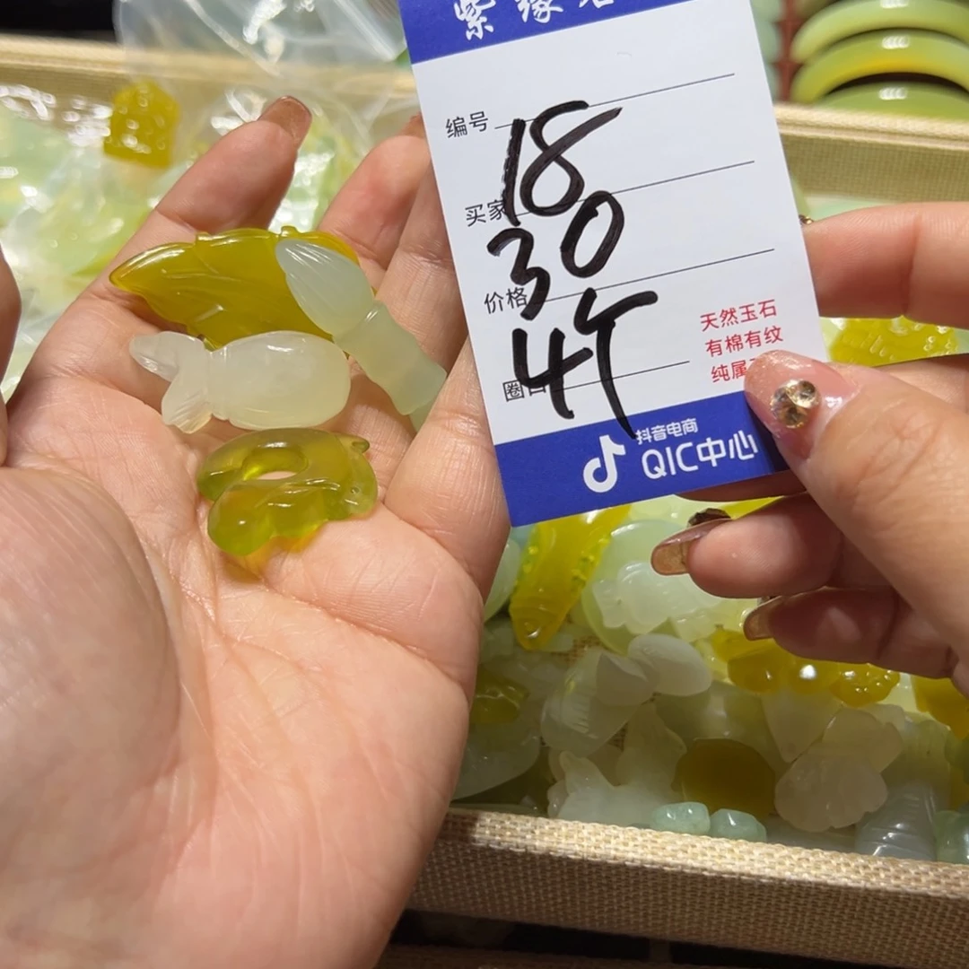 蛇纹石玉手镯未镶嵌荣****?