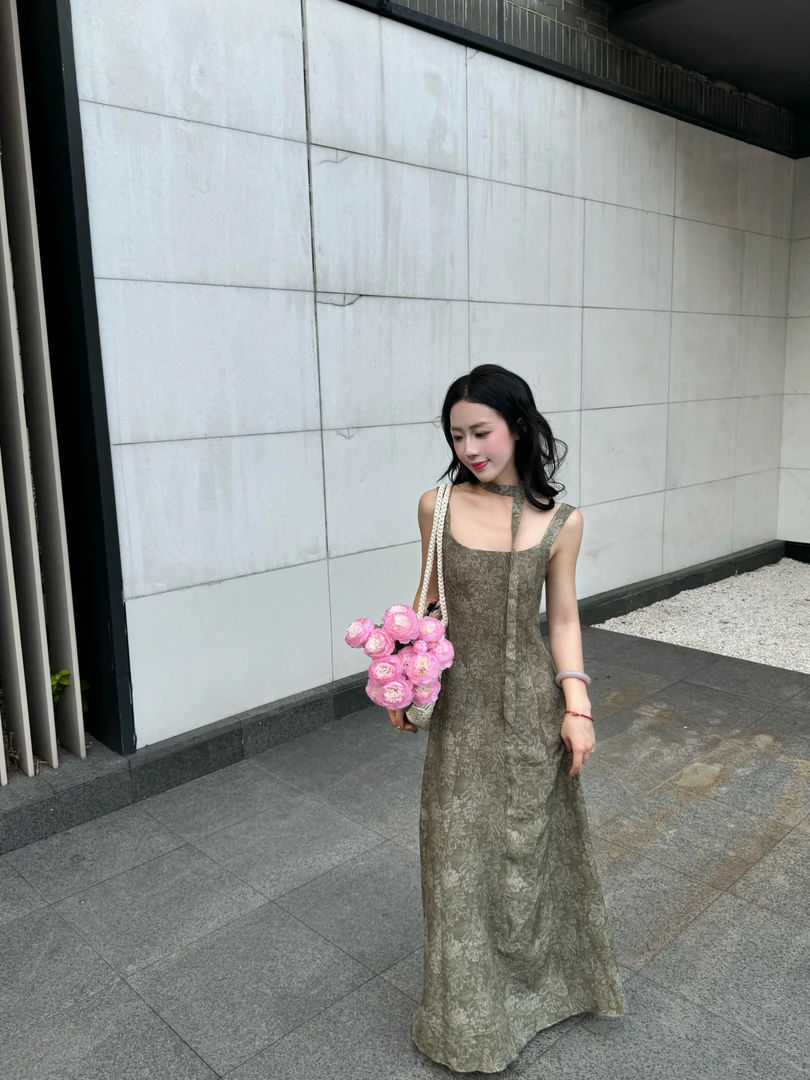 【梨零零同款】复古暗花吊带连衣裙女春夏新款法式收腰显瘦a字裙