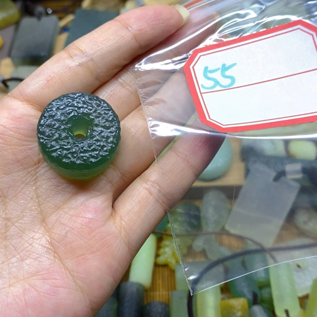 蛇纹石玉未镶嵌颈饰旋****子