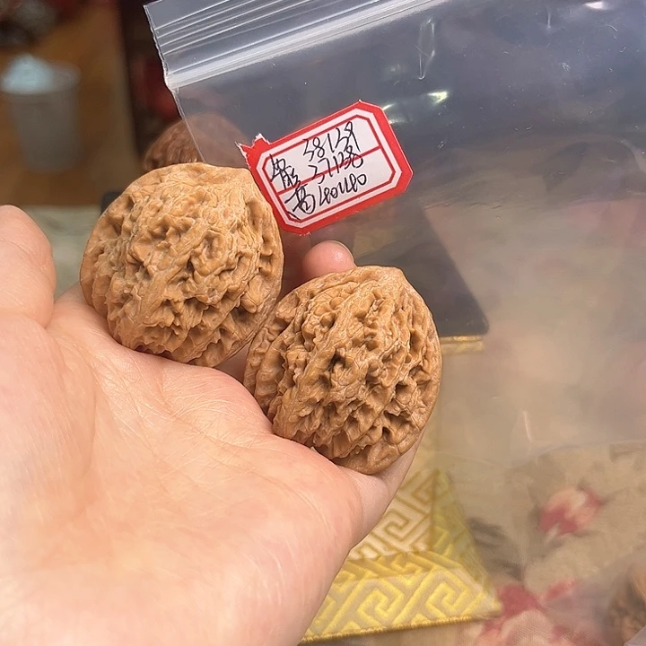文玩核桃把件盘龙虎头