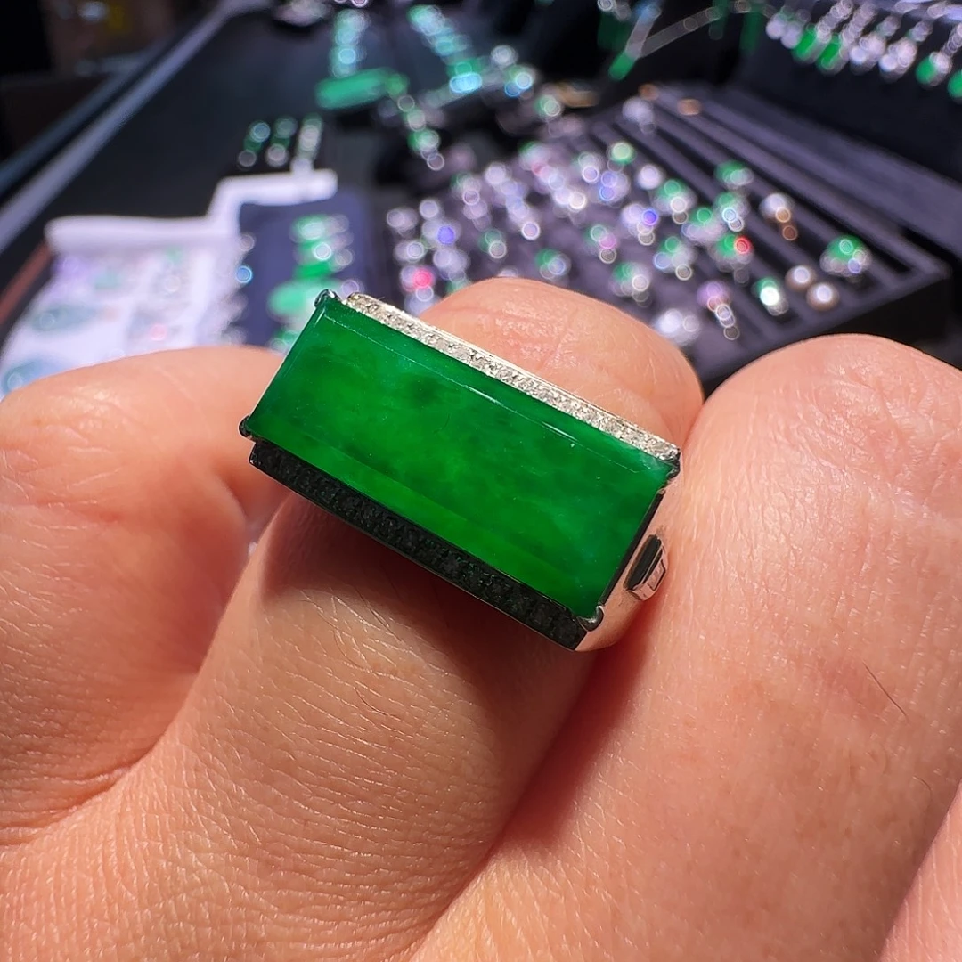 翡翠18K金镶嵌戒指