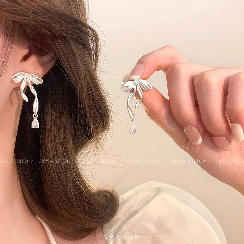 合金耳饰 蝴蝶结耳饰女秋冬独特轻奢高级感小众耳环绝美流苏耳饰