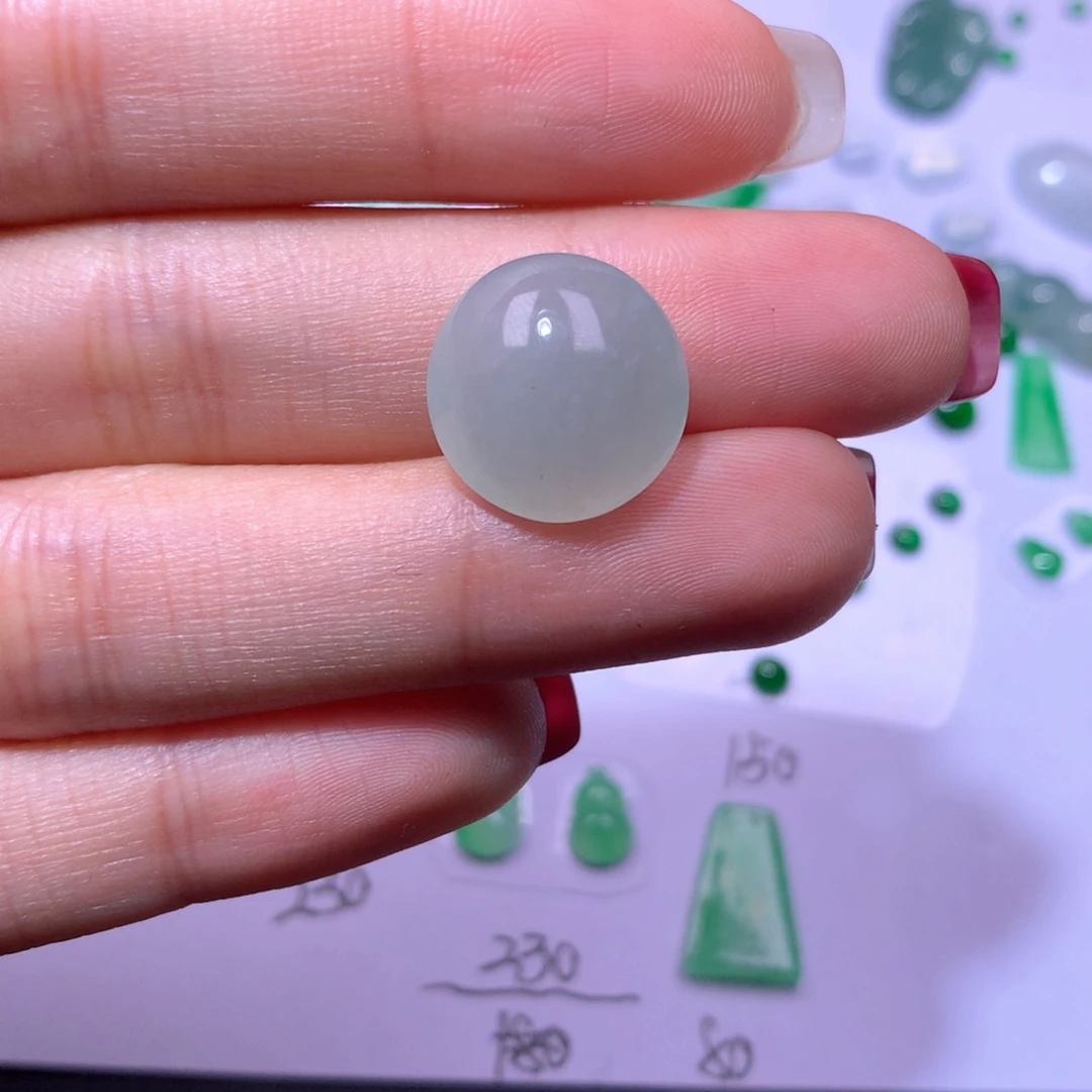 翡翠颈饰未镶嵌蛋。    燕纯