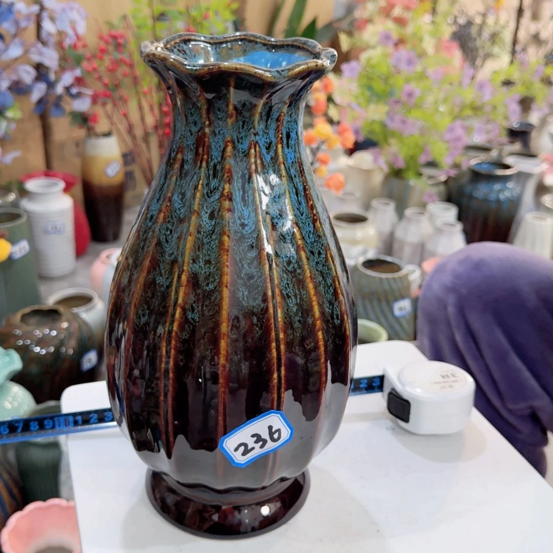 236号陶瓷高28厘米微瑕一个