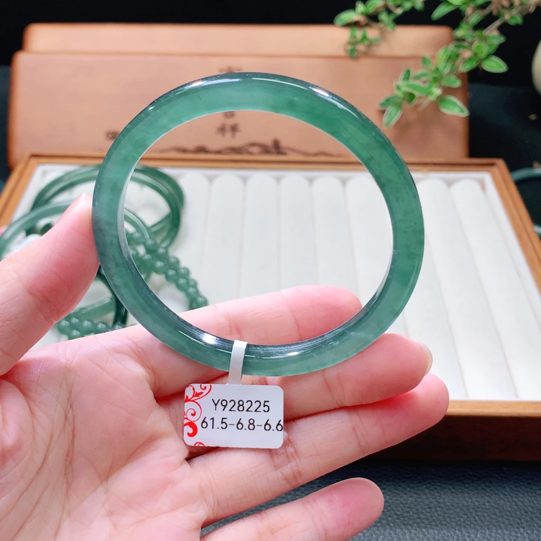 翡翠未镶嵌手镯（圆镯）