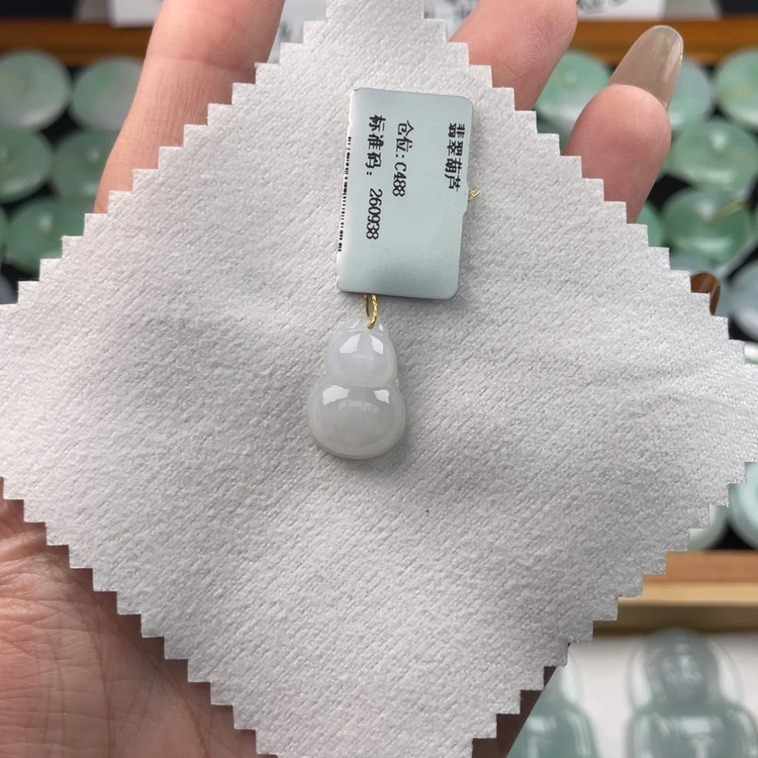 翡翠未镶嵌颈饰葫芦