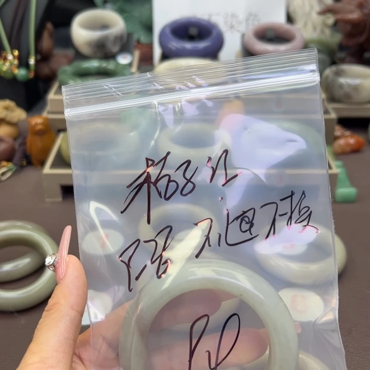 未镶嵌手镯石英岩玉桔*红