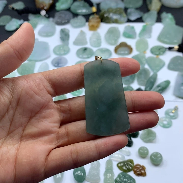 翡翠颈饰未镶嵌无事牌