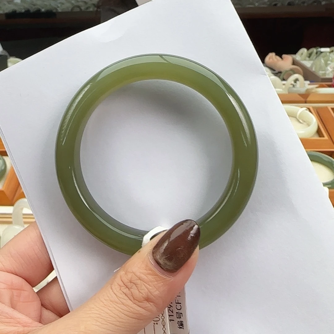 和田玉未镶嵌手镯冰润 茶绿正圈56-57特色
