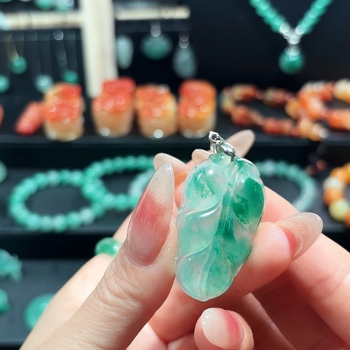 石英质玉（非洲翠）未镶嵌颈饰