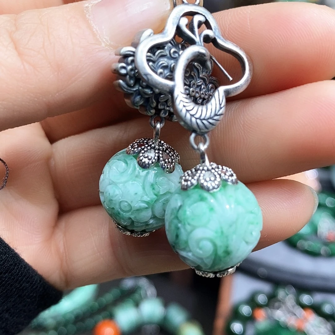 未镶嵌翡翠耳饰漂亮美眉