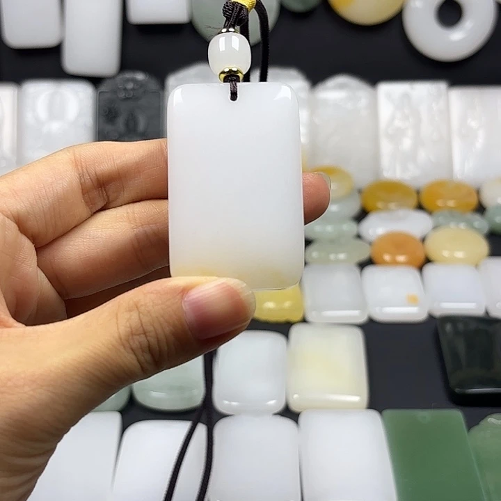 石英质玉（金丝玉）未镶嵌颈饰