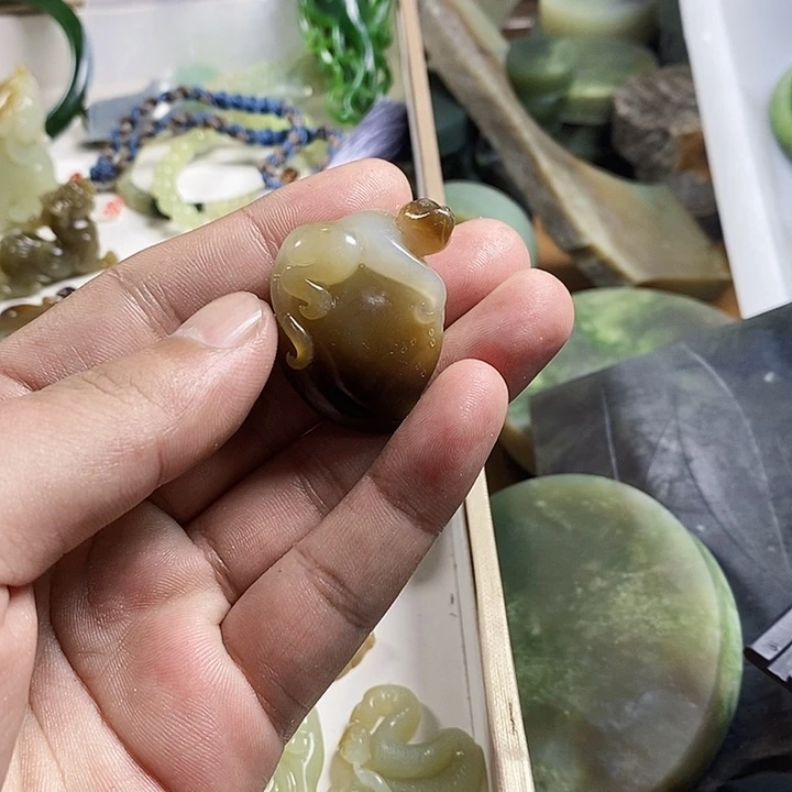 丹***哒和田玉（糖玉）未镶嵌珠宝半成品