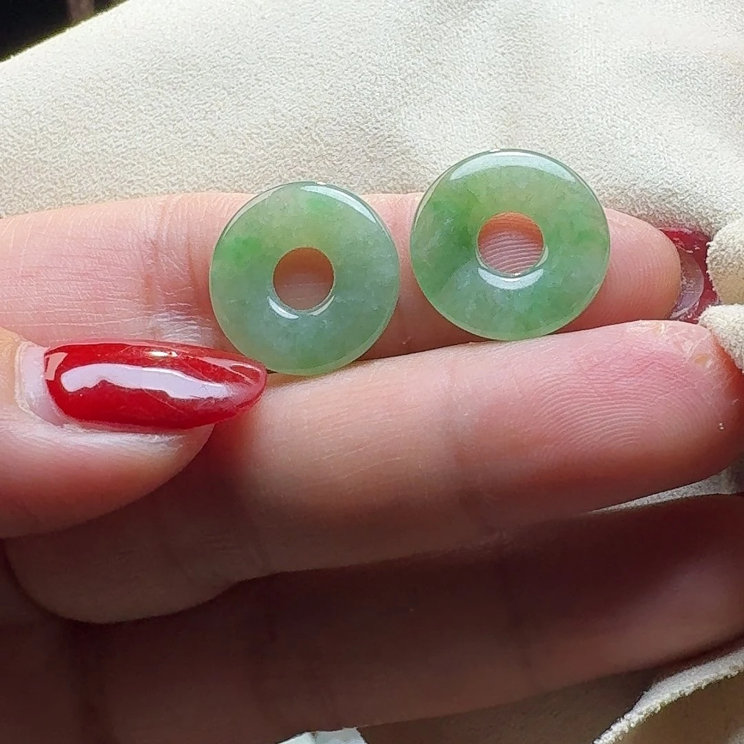 翡翠未镶嵌颈饰圈圈一对