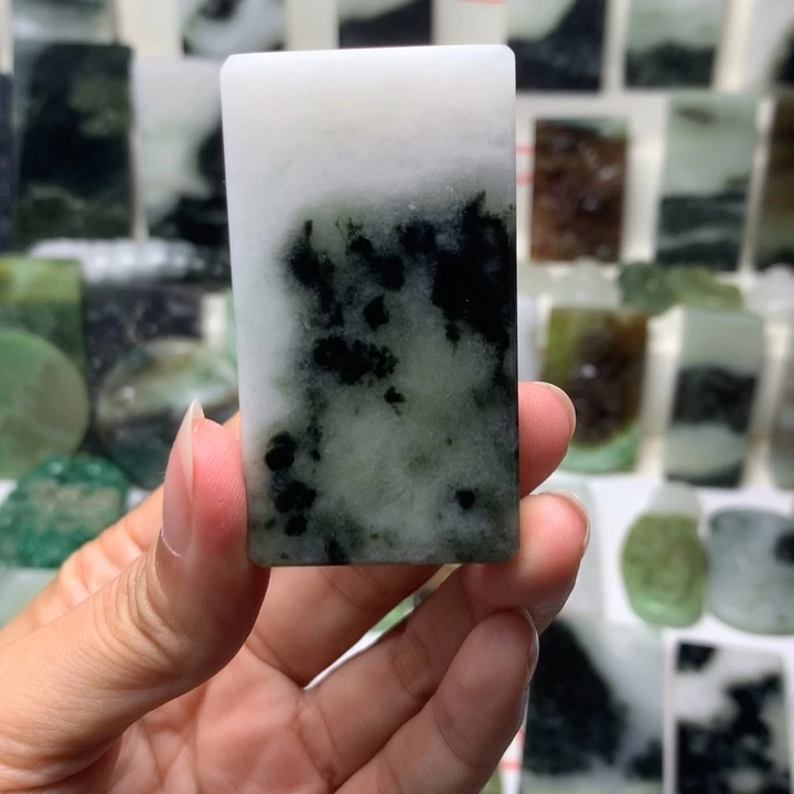 独山玉未镶嵌颈饰