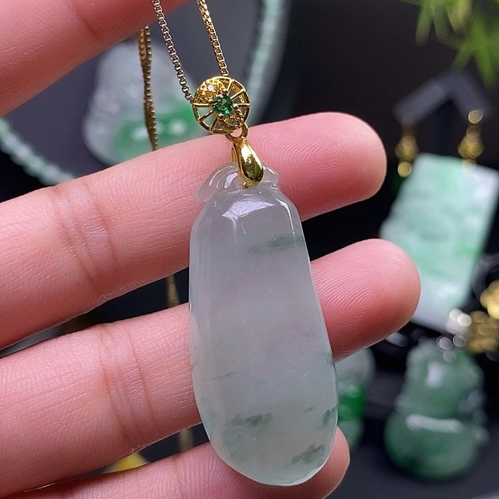 翡翠未镶嵌吊坠(赠链)